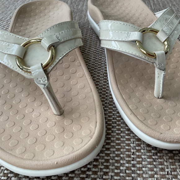 Beige Vionic sandals size 9 - Picture 2 of 13